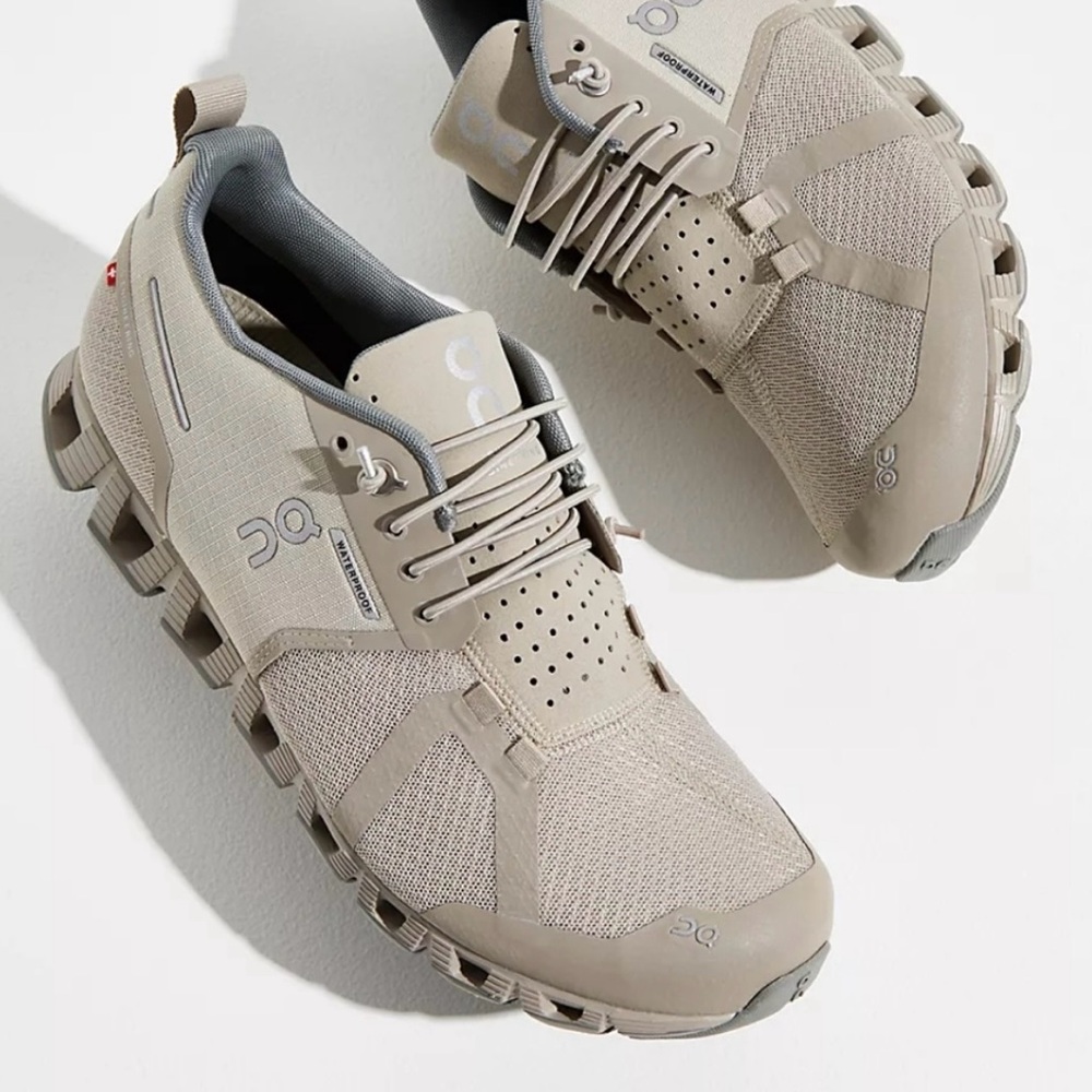 On Running Cloud 
Waterproof Sneaker